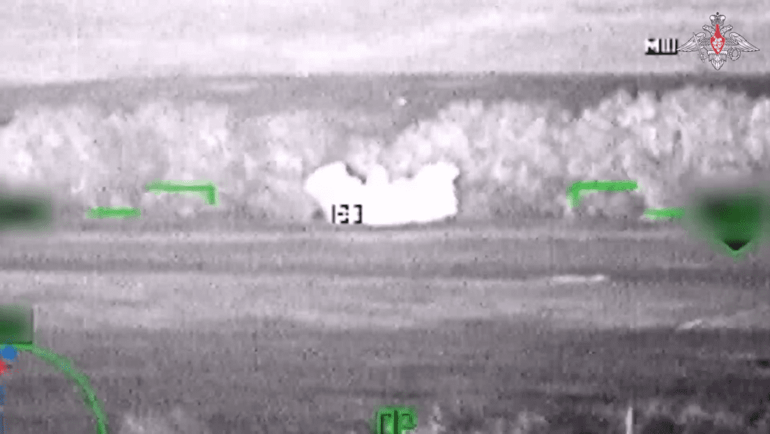 Un helicóptero ruso Ka-52 destruye un tanque ucraniano en la provincia de Zaporozhie