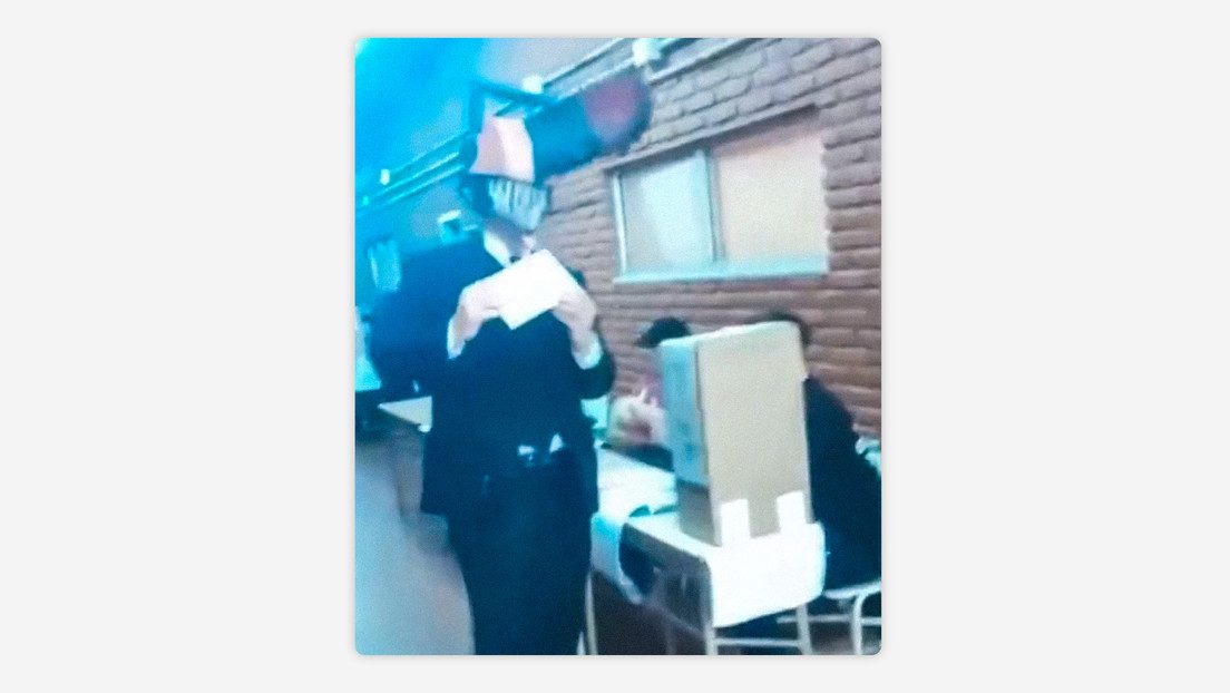 Un hombre vota en Argentina disfrazado de motosierra y genera división de opiniones