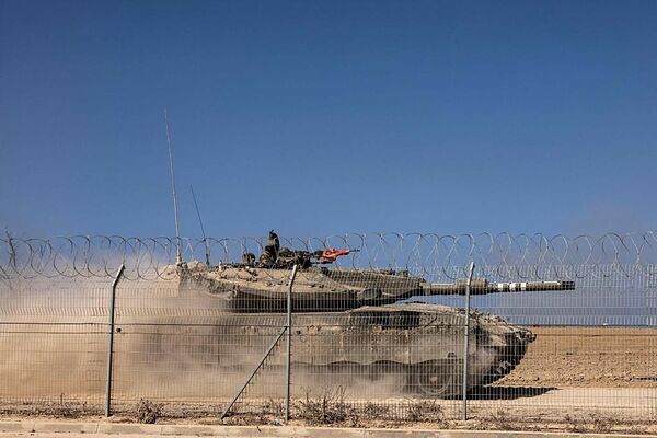 Un tanque israelí dispara contra un puesto fronterizo egipcio