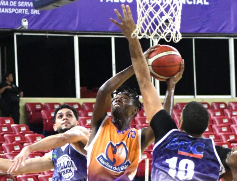 Warren anota 28 puntos y Huellas del Siglo asegura segundo lugar en la serie regular