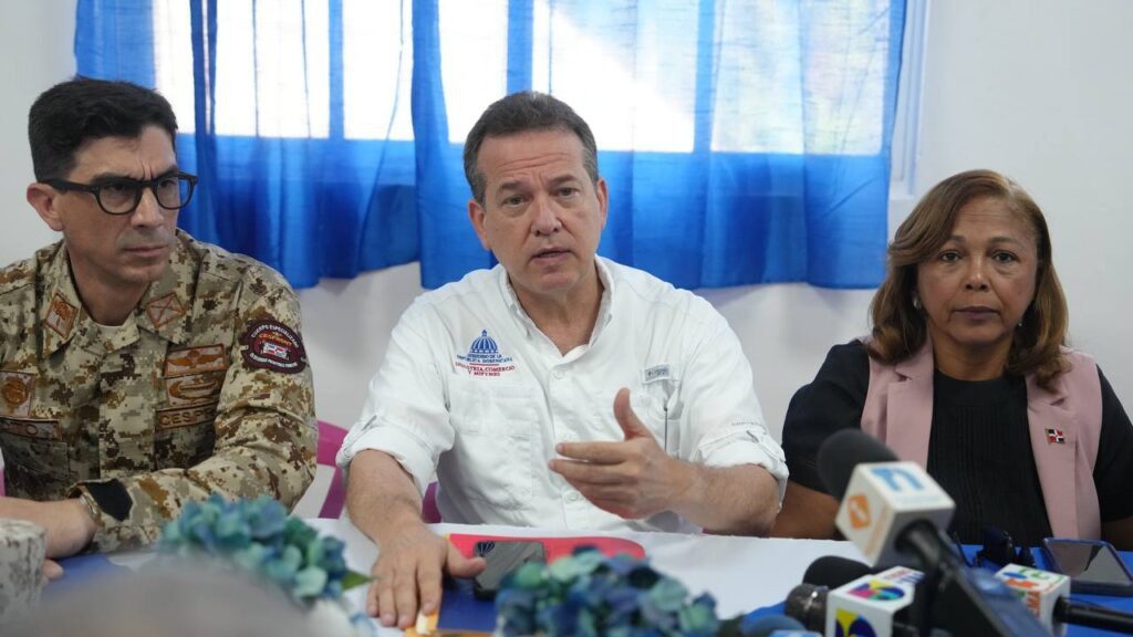 Ito Bisonó recorre puntos fronterizos y coordina reapertura parcial del comercio con Haití