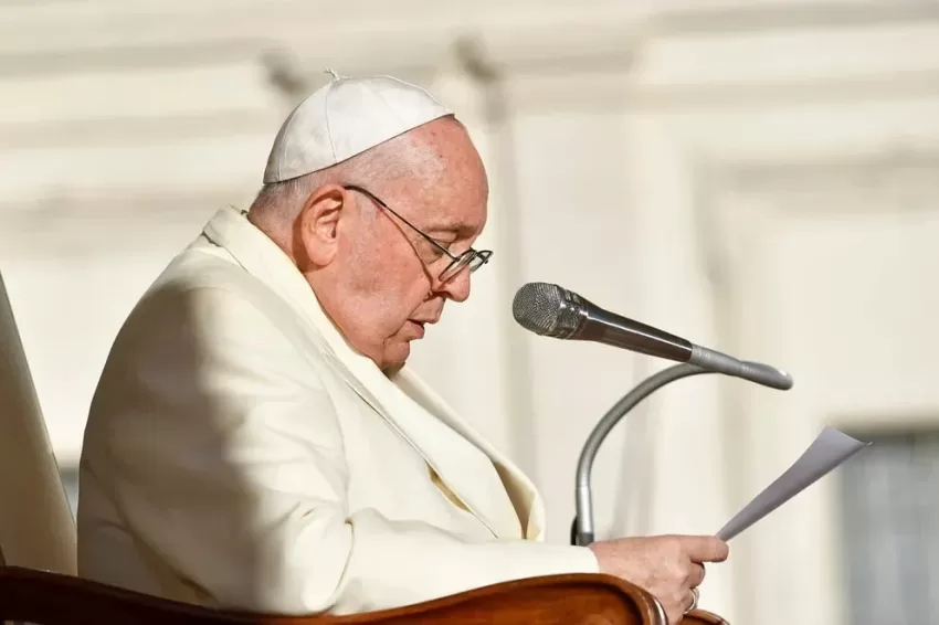 "Inquebrantable ante la Adversidad: Papa Francisco Revela 'Inflamación Pulmonar' en Conmovedor Ángelus Doméstico"