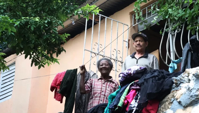 Casas siguen afectadas; habitantes sacan los trastes dañados por río