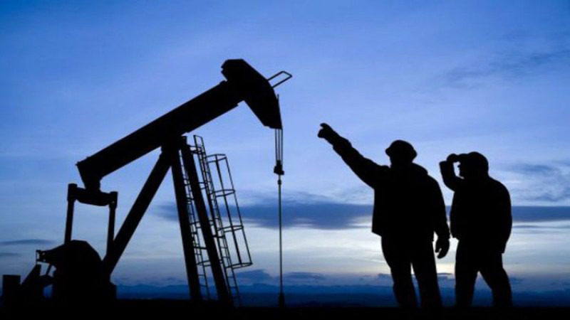El petróleo cae en mercado que no espera ampliación de conflicto en Medio Oriente