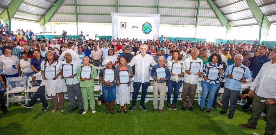 Abinader entrega 1,188 títulos de propiedad en Elías Piña y Dajabón