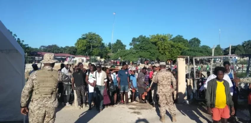 Haitianos se aglomeran en la frontera con Pedernales, pero su país no abre la puerta al mercado