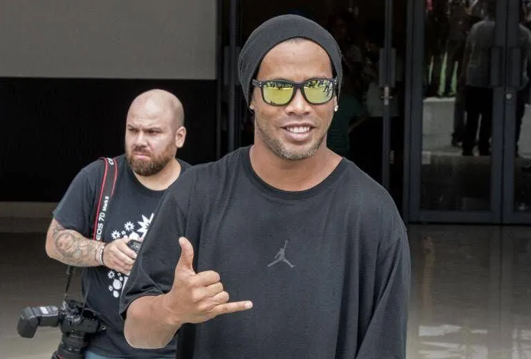 Todo lo que se sabe sobre la crisis monetaria que atraviesa Ronaldinho