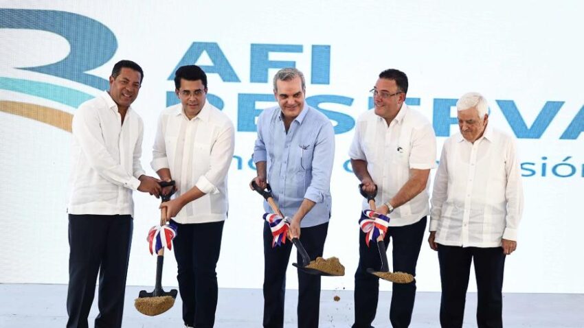 Presidente Abinader da primer palazo para construcción del parqueo "Plaza Zona Colonial"