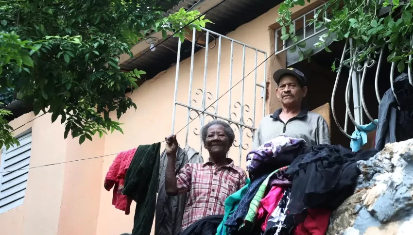 Casas siguen afectadas; habitantes sacan los trastes dañados por río
