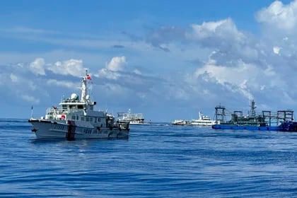 China mantiene sus maniobras intimidatorias contra embarcaciones filipinas en el disputado mar Meridional