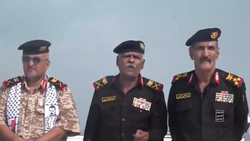 Comandante yemení visita el buque de carga secuestrado por los hutíes en el mar Rojo