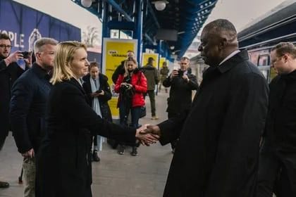 El secretario de Defensa de EEUU, Lloyd Austin, llegó a Ucrania para ratificar el apoyo a Kiev ante la invasión rusa
