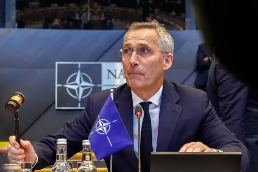 Stoltenberg celebró que Kiev esté más cerca de la OTAN y Kuleba dijo que es casi un ejército aliado