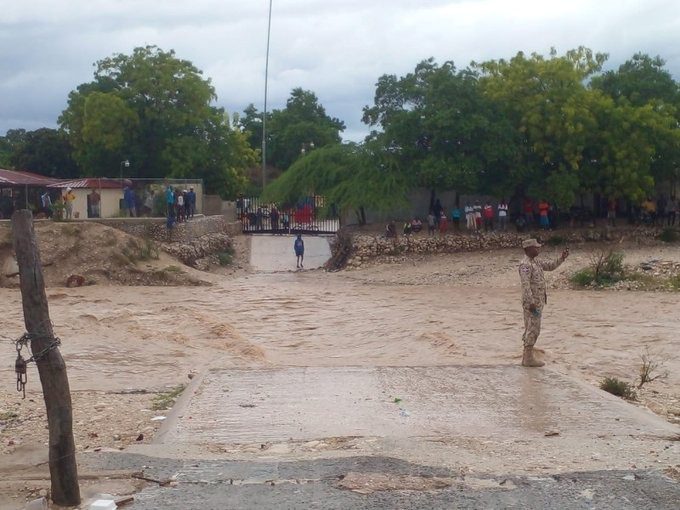 Aguaceros incomunican comunidades y provocan daños a vías en Ocoa