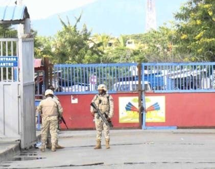 Autoridades haitianas abren paso a personas y vehículos desde y hacia su territorio