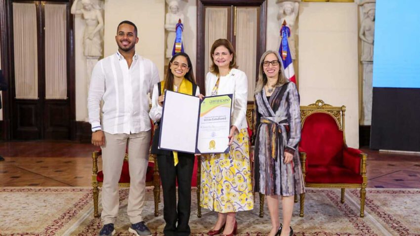 Gobierno celebra Día del Estudiante con premiación a la excelencia académica