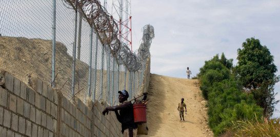 Haitianos intentan quitar pirámide que delimita RD y Haití