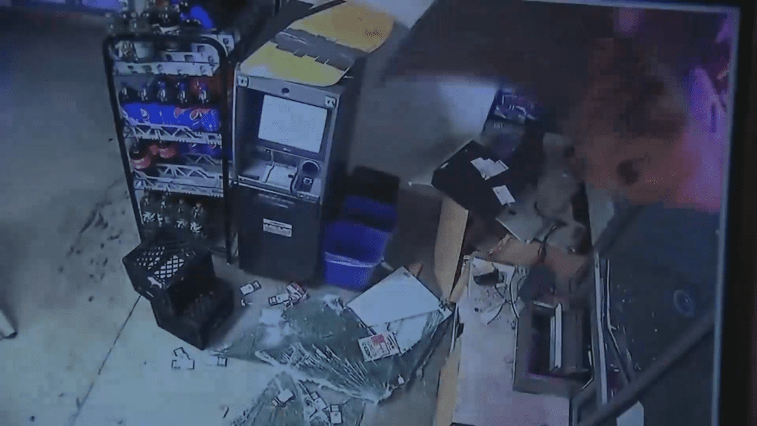 Momento en el que ladrones intentan saquear una tienda usando una retroexcavadora en EE.UU.