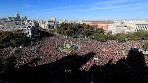"Ni amnistía ni autodeterminación": protestan en Madrid contra Sánchez y el perdón a los independentistas catalanes