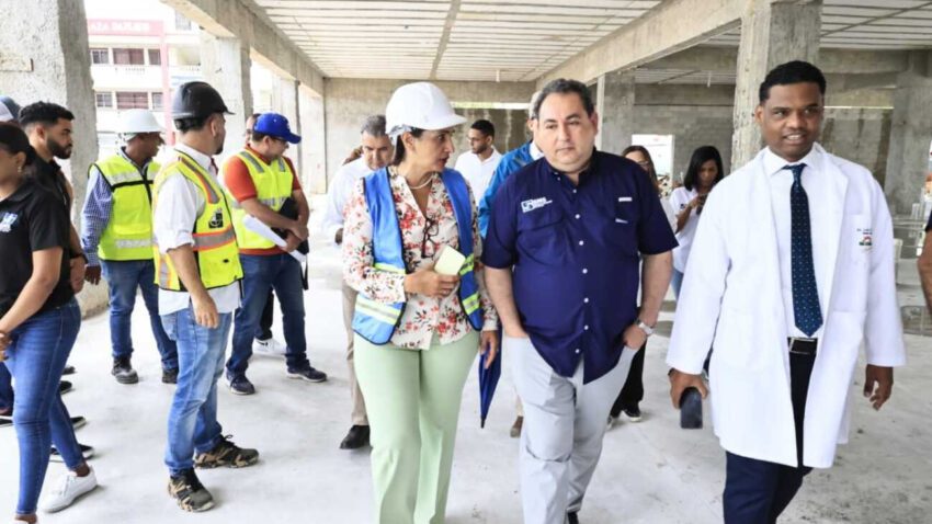 SNS supervisa cinco hospitales de la región Sur; entregan mamógrafo digital y otros equipos