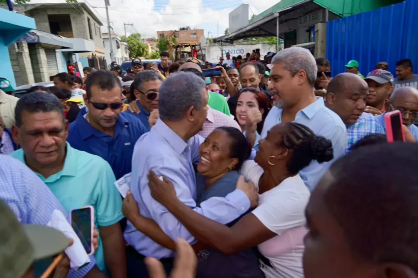 Leonel visita familias afectadas por inundaciones en SDO, mientras Abinader está en campaña