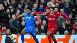 Prensa internacional elogia a Kevin Rodríguez tras su partido contra el Liverpool