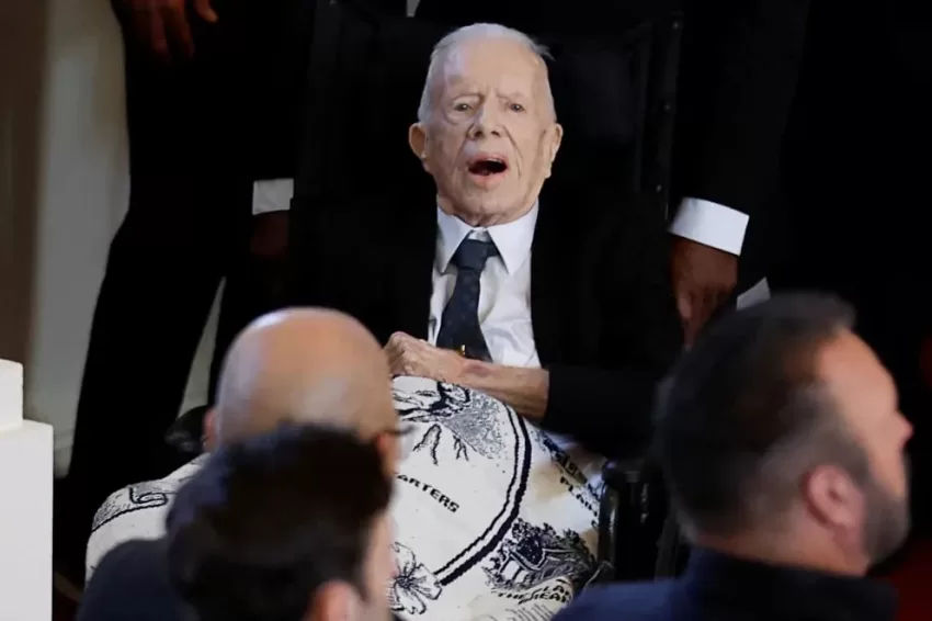 El ex presidente de Estados Unidos Jimmy Carter asistió al memorial de su mujer, Rosalynn, en su primera aparición pública en meses