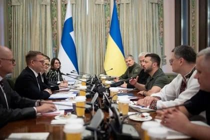 Finlandia Fortalece Apoyo Militar a Ucrania: Rusia Critica el Cierre de Fronteras como 'Gran Error'"