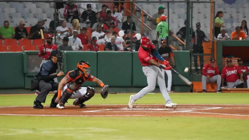 Leones del Escogido masacró a Raúl Valdés y gana su quinto triunfo al hilo