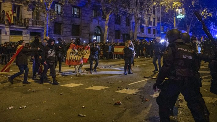 Posible acuerdo entre el Gobierno e independentistas catalanes crispa la política española y genera protestas en el país