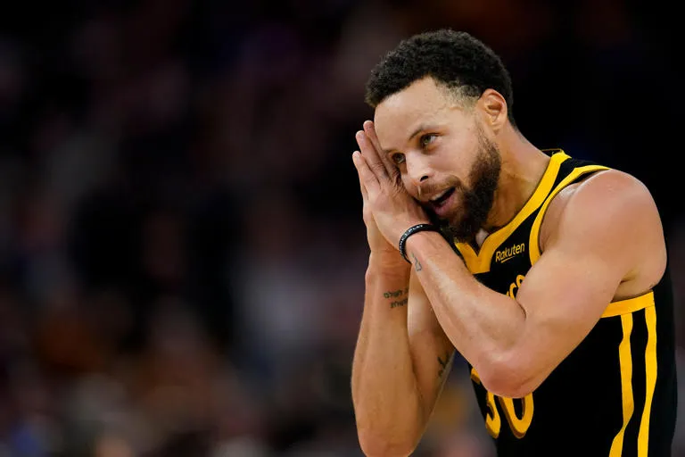 Curry anota 33 puntos; Warriors se imponen a Celtics en tiempo extra