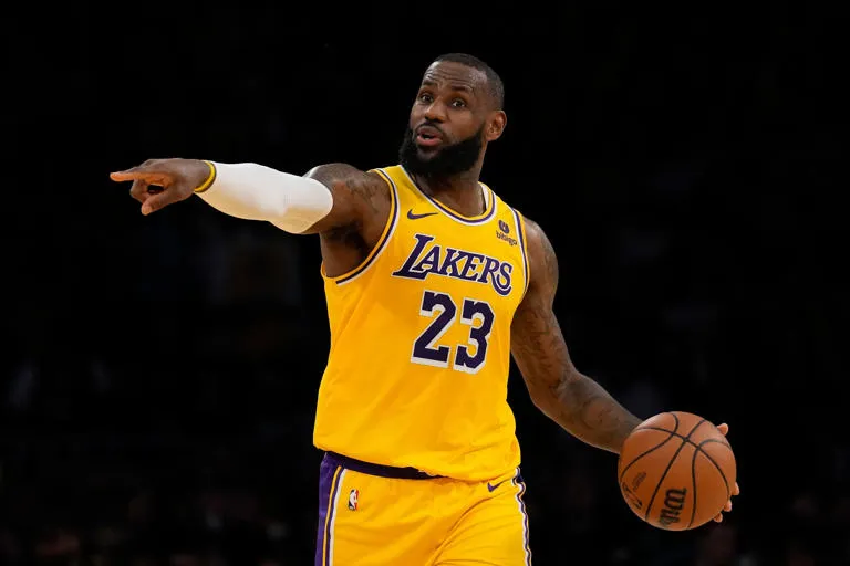 A poco de cumplir 39; LeBron da triunfo a Lakers sobre Hornets
