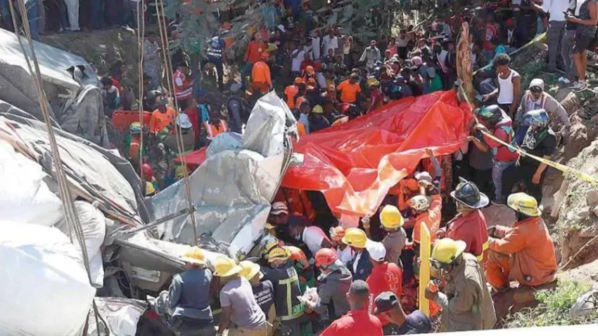 Accidente en Haina: Entre luto e identificación de chofer del autobús