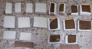 Arrestan conductor de vehículo con 66 libras de marihuana