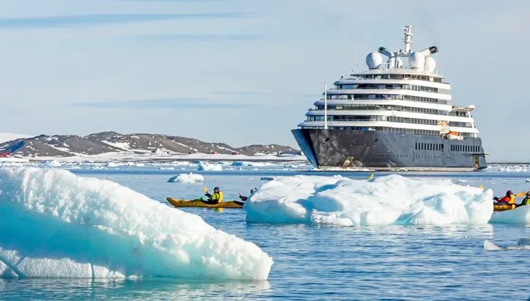 Scenic Cruises presenta programas Antártida 2025-2026