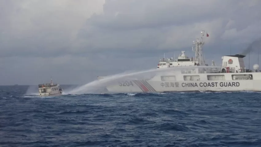 China y Filipinas se acusan mutuamente por una colisión entre sus buques en aguas en disputa
