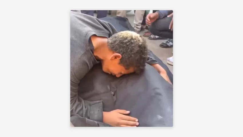 Desgarradora despedida de un niño a su padre asesinado en un ataque israelí contra Gaza