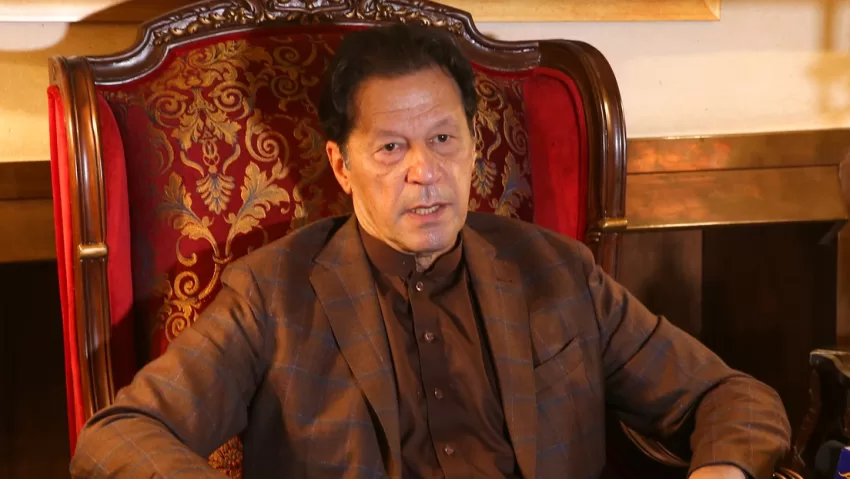 El ex primer ministro pakistaní Imran Khan utiliza IA para pronunciar un discurso desde la cárcel