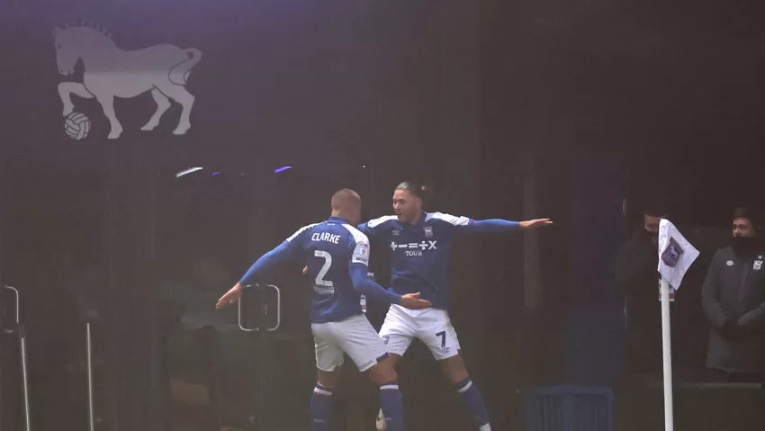 El mundo del fútbol pierde la cabeza por un gol de fantasía en la segunda división inglesa