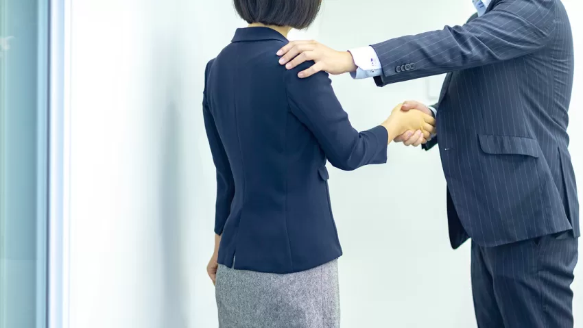 Gigante japonés de aceites para autos despide a su presidente por abrazar a una mujer en estado de embriaguez