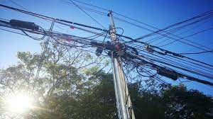 Hombre muere electrocutado al maniobrar ilegalmente redes energizadas