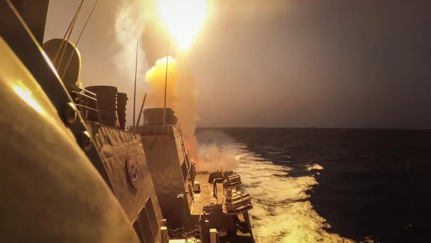 Hutíes yemeníes atacan con misiles un barco petrolero noruego en el mar Rojo