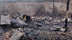 Incendio destruye surtidora de productos alimenticios en Santiago