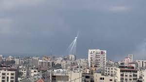 A principios de noviembre, Amnistía Internacional acusó al país hebreo de haber perpetrado bombardeos con fósforo blanco a lo largo de la frontera sur del Líbano, entre el 10 y el 16 de octubre de 2023. Asimismo, el pasado 13 de octubre, el organismo notificó haber reunido "pruebas convincentes que documentan el uso de proyectiles de artillería de fósforo blanco por parte del Ejército israelí en zonas civiles densamente pobladas de Gaza, muchos de las cuales pueden considerarse ataques indiscriminados ilegales". El fósforo blanco es una sustancia incendiaria que se utiliza principalmente para crear una densa cortina de humo o marcar objetivos. Cuando se expone al aire, empieza a arder a temperaturas extremadamente altas, e incluso puede continuar quemándose dentro de la carne de los seres vivos. Se trata de una sustancia que no se puede eliminar con agua, y "provoca un dolor terrible y lesiones que cambian la vida", explicó Amnistía.