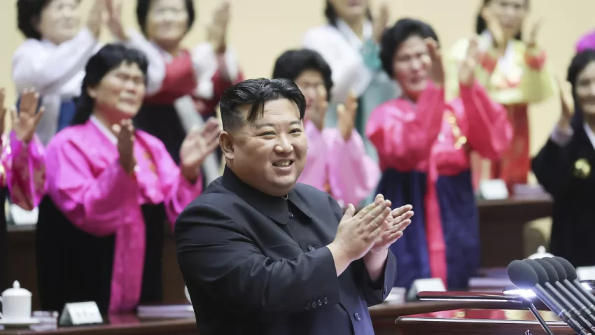 Kim Jong-un derrama lágrimas al alentar a las mujeres a dar a luz