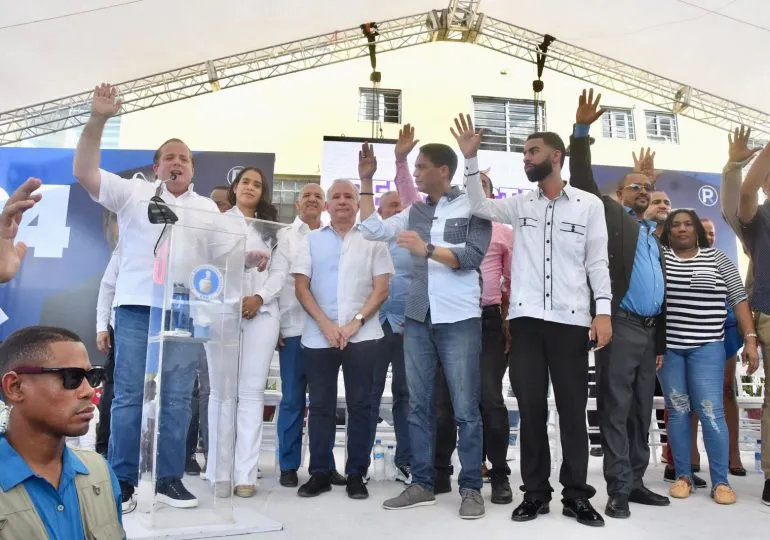 PRM juramenta a ex precandidato alcalde del PLD Leandro González