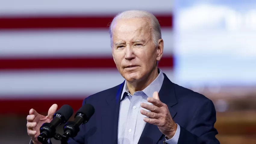 La respuesta de Biden a los ataques a buques en el mar Rojo decepciona a algunos funcionarios