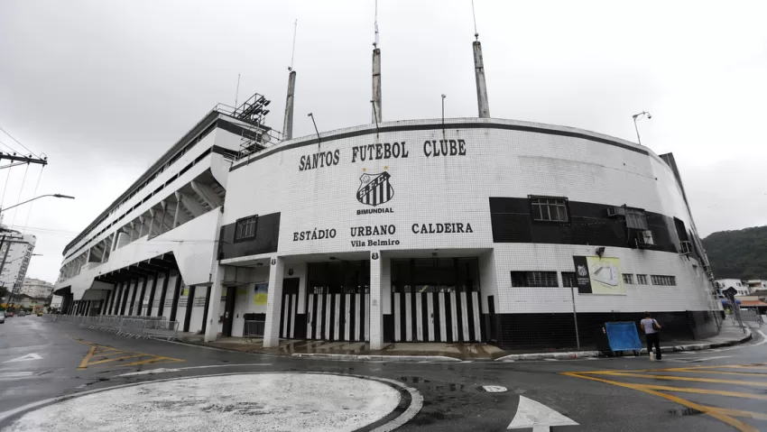 La 'torcida' del Santos de Brasil incendia y destruye vehículos tras el histórico descenso