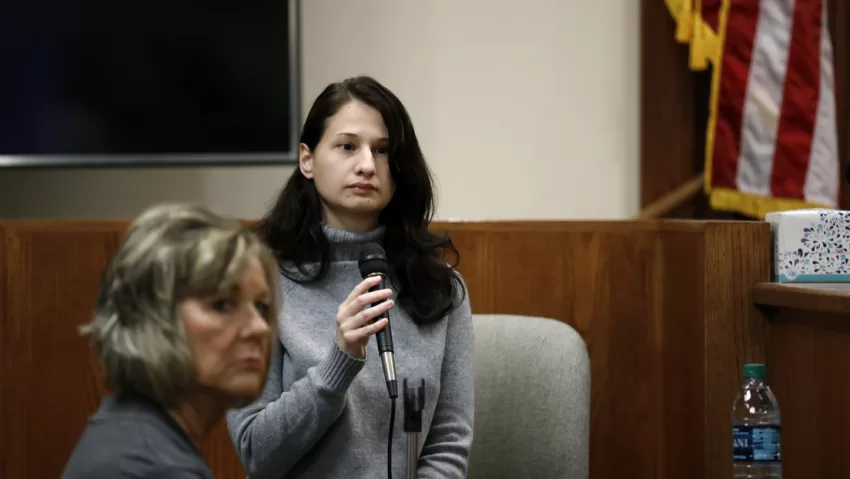 Los abusos de la madre Durante el juicio, el abogado de Gypsy Blanchard alegó que la acusada había sido víctima de abuso de su madre, quien fue diagnosticada con el 'síndrome de Munchausen por poderes'. Ese trastorno psicológico llevó a 'Dee Dee' a inventar que su hija tenía enfermedades, o incluso provocarle dolencias, para someterla a tratamientos médicos innecesarios. También se conoció que la madre mintió sobre la edad de su hija para poder llevar a cabo su fraude. Los investigadores sugirieron que la mujer pudo haber realizado esas acciones por motivos económicos, para así recibir pagos del seguro. En cualquier caso, Gypsy Blanchard fue abusada por su madre hasta los 23 años. Al ser enjuiciada en 2016, Gypsy Rose Blanchard se declaró culpable de asesinato en segundo grado, por lo que fue condenada a 10 años de prisión. Se tiene conocimiento de que los fiscales hicieron un trato en atención al abuso que sufrió, puesto que si hubiera sido acusada de asesinato en primer grado, su sentencia habría sido de cadena perpetua. Entretanto, su novio recibió en 2019 una pena de cadena perpetua, sin posibilidad de libertad condicional. Un portavoz del Departamento Correccional de Missouri confirmó que Blanchard, hoy de 32 años, fue puesta en libertad y salió del Centro Correccional de Chillicothe tres años antes de la fecha estipulada en su condena original. El asesinato de 'Dee Dee' Blanchard, además de alcanzar una intensa cobertura mediática, inspiró la creación de series de televisión y documentales. Gypsy Blanchard fue entrevistada por diversos medios mientras estuvo en la cárcel, y en una ocasión aseguró que estaba arrepentida del asesinato de su madre.
