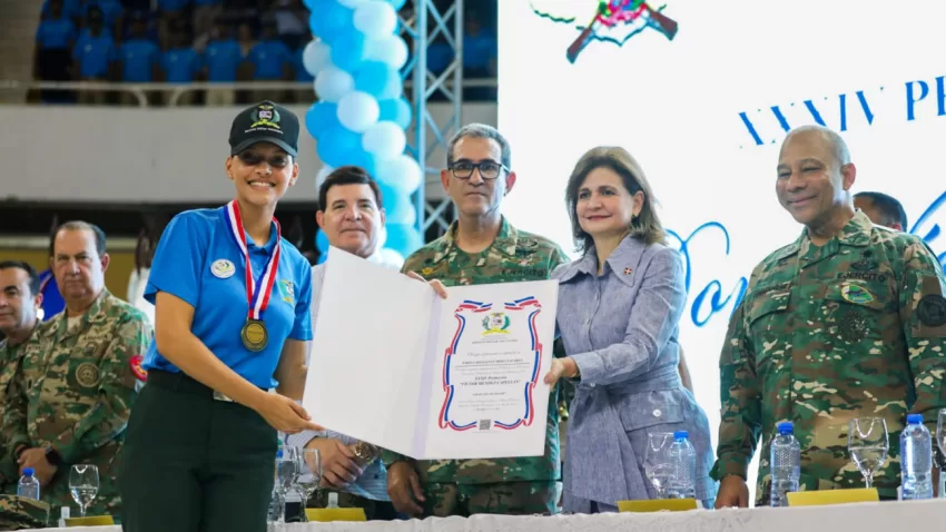 Más de 6,000 estudiantes se gradúan del programa Servicio Militar Voluntario; el mayor grupo en su historia